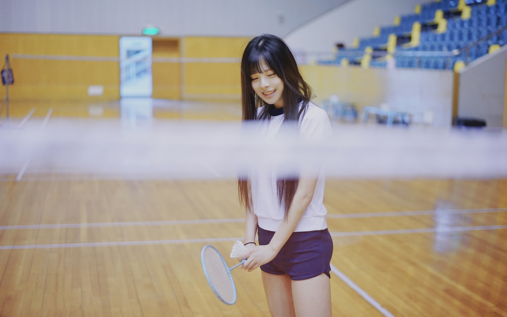 长腿学姐体育馆性感写真