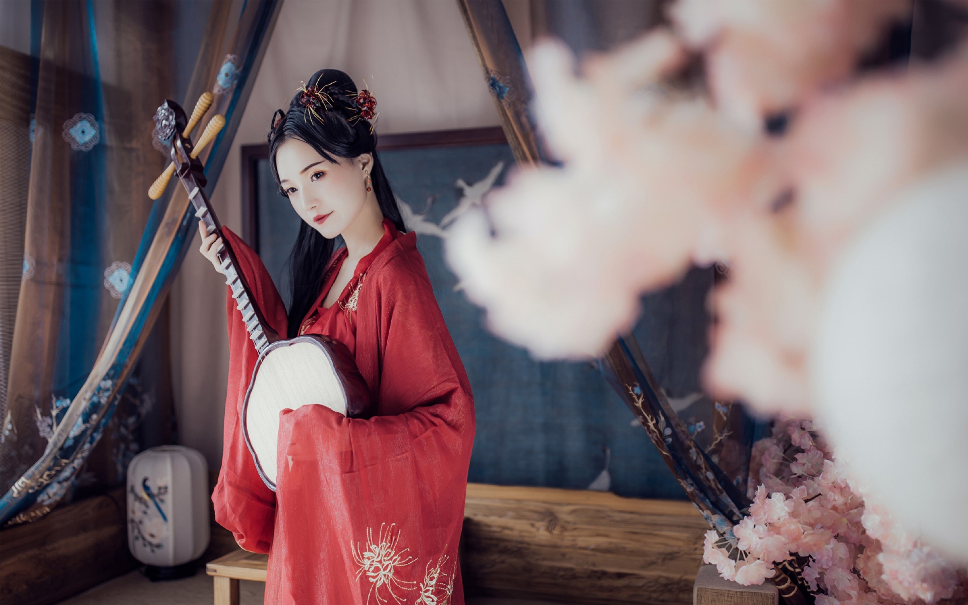 烈焰红裙古装美女性感气质写真