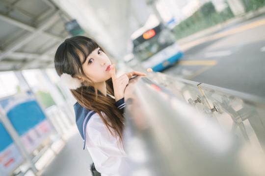 可爱校服小美女性感街拍写真