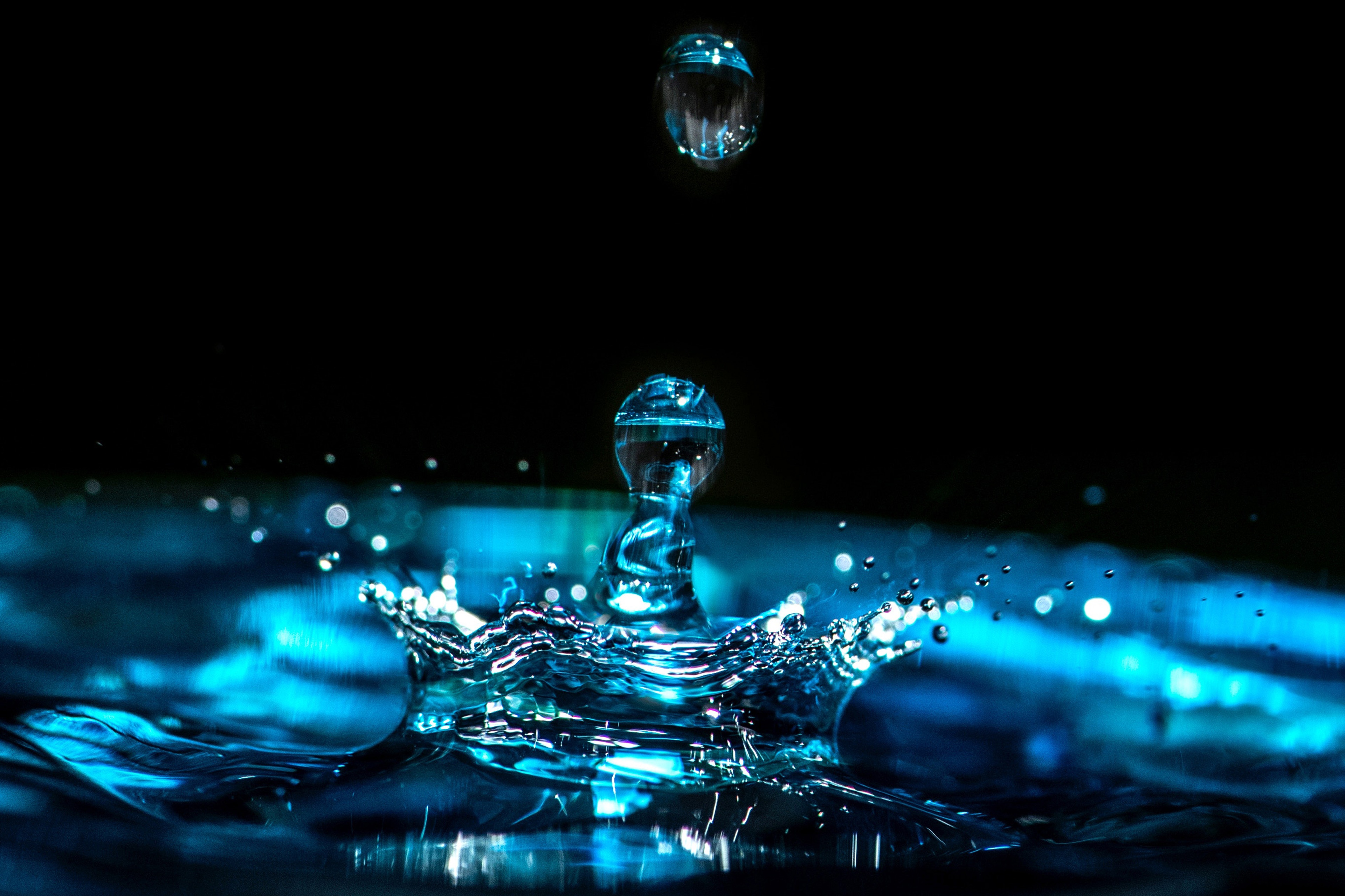 滴落水珠泛起的涟漪