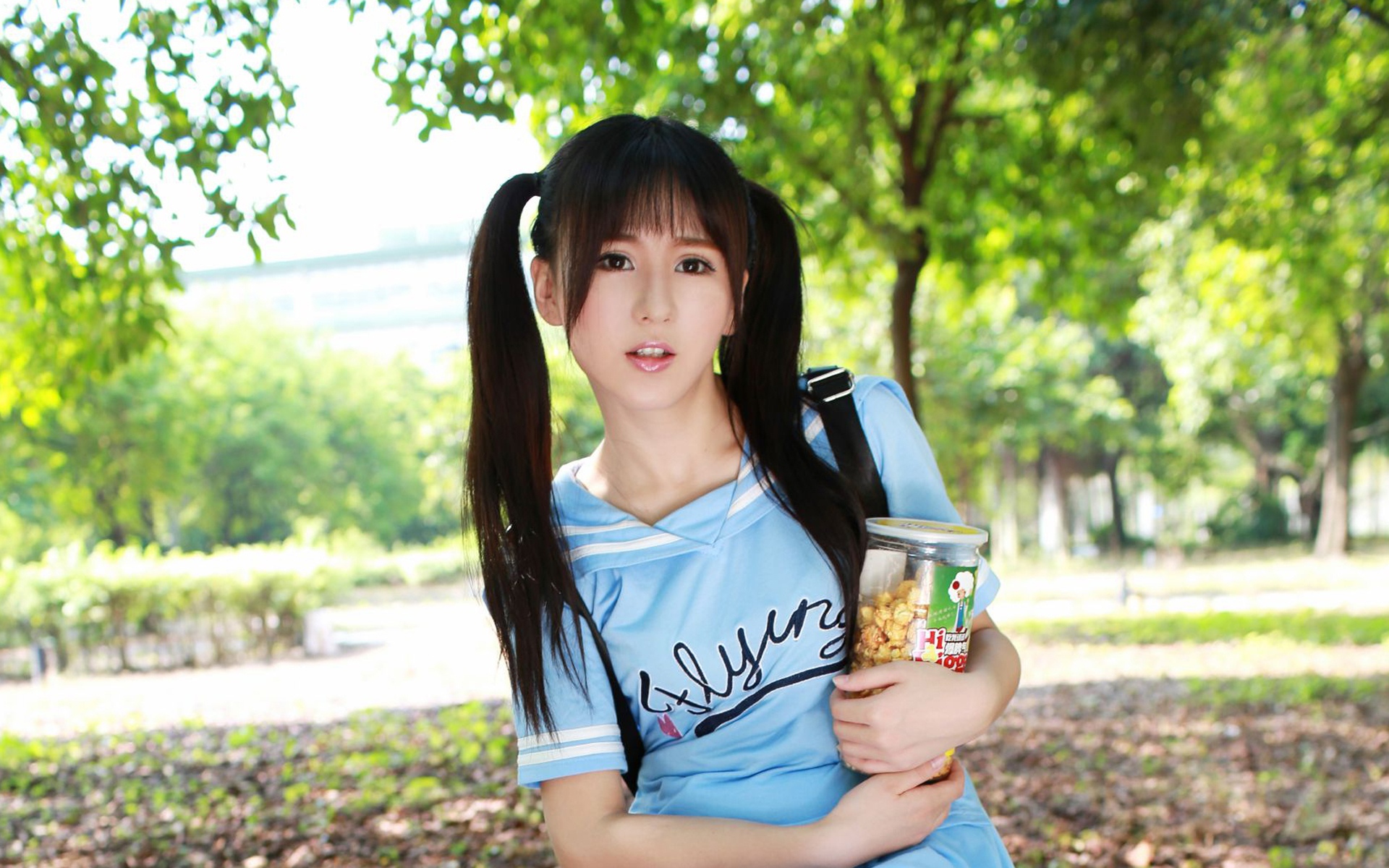 可爱双马尾萝莉室外清新写真