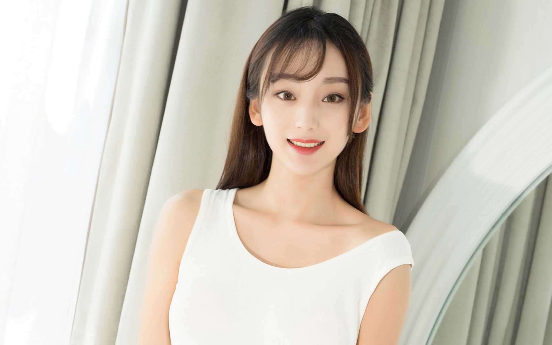 笑容甜美的清纯美少女