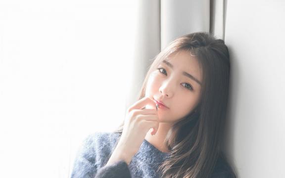 娇艳白皙美女清纯写真
