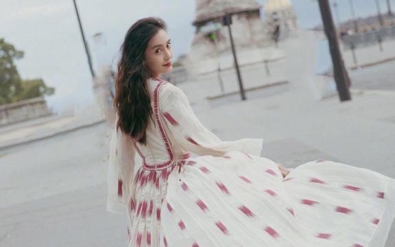 Angelababy摩洛哥风齐地长裙