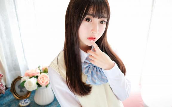 齐刘海清纯美少女性感写真