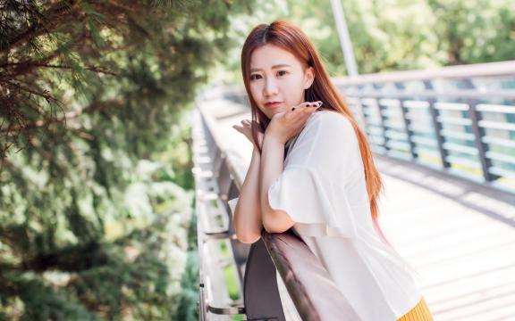 清纯长发美少女室外清新写真