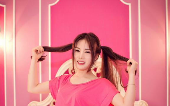 超可爱双马尾少女闺房性感写真