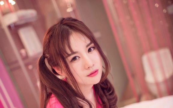 超可爱双马尾少女闺房性感写真