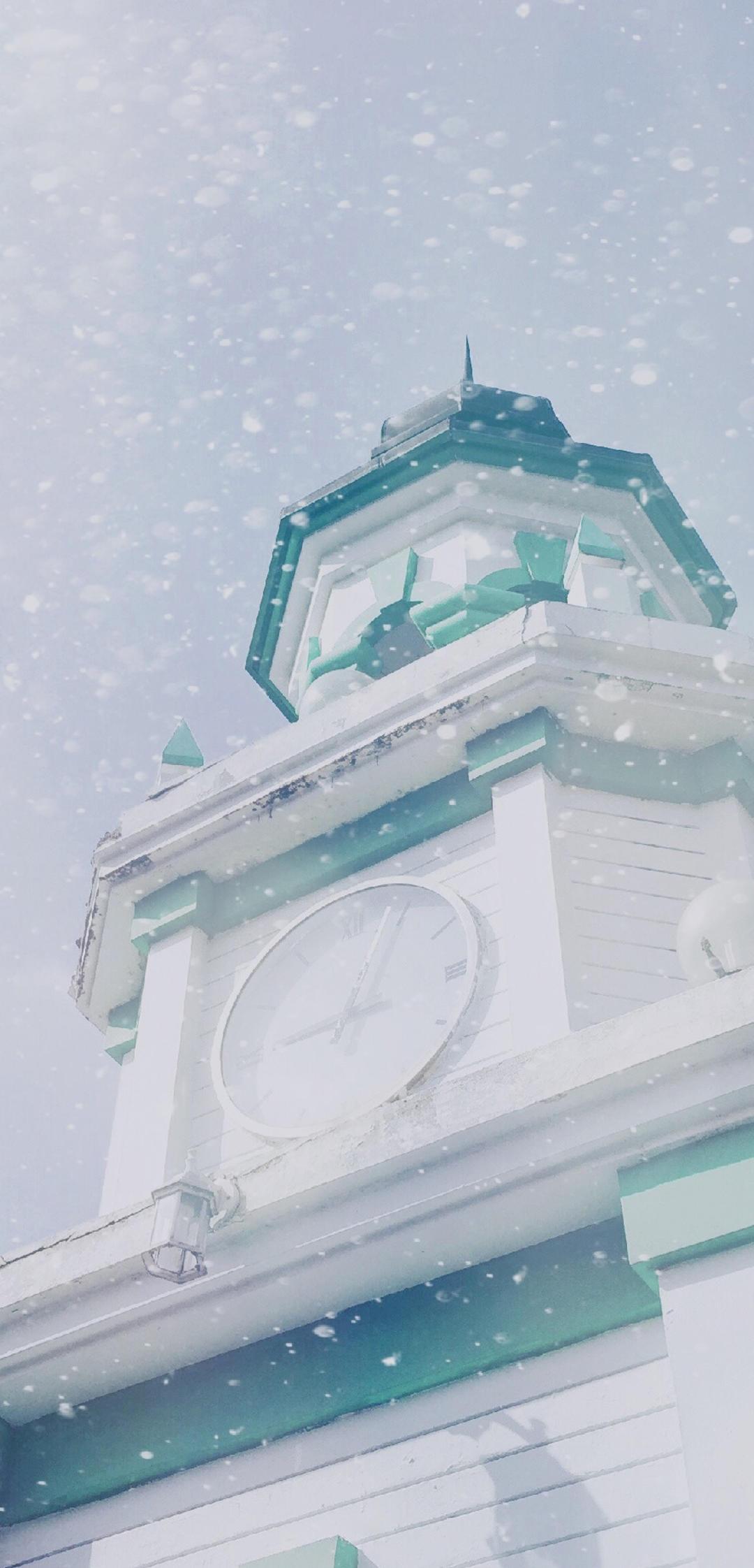 雪中的白色钟楼