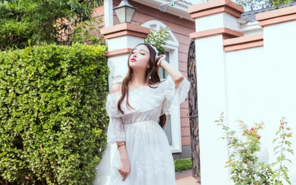 头戴花环的清纯美少女唯美写真