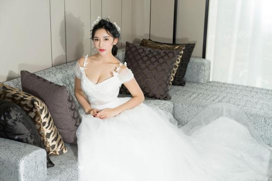 清纯美女绝美婚纱写真
