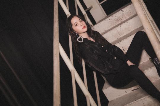 欧阳娜娜帅气成熟风写真