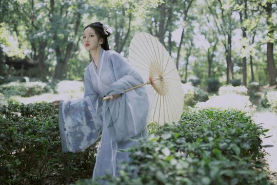 清丽可人的古装美女写真