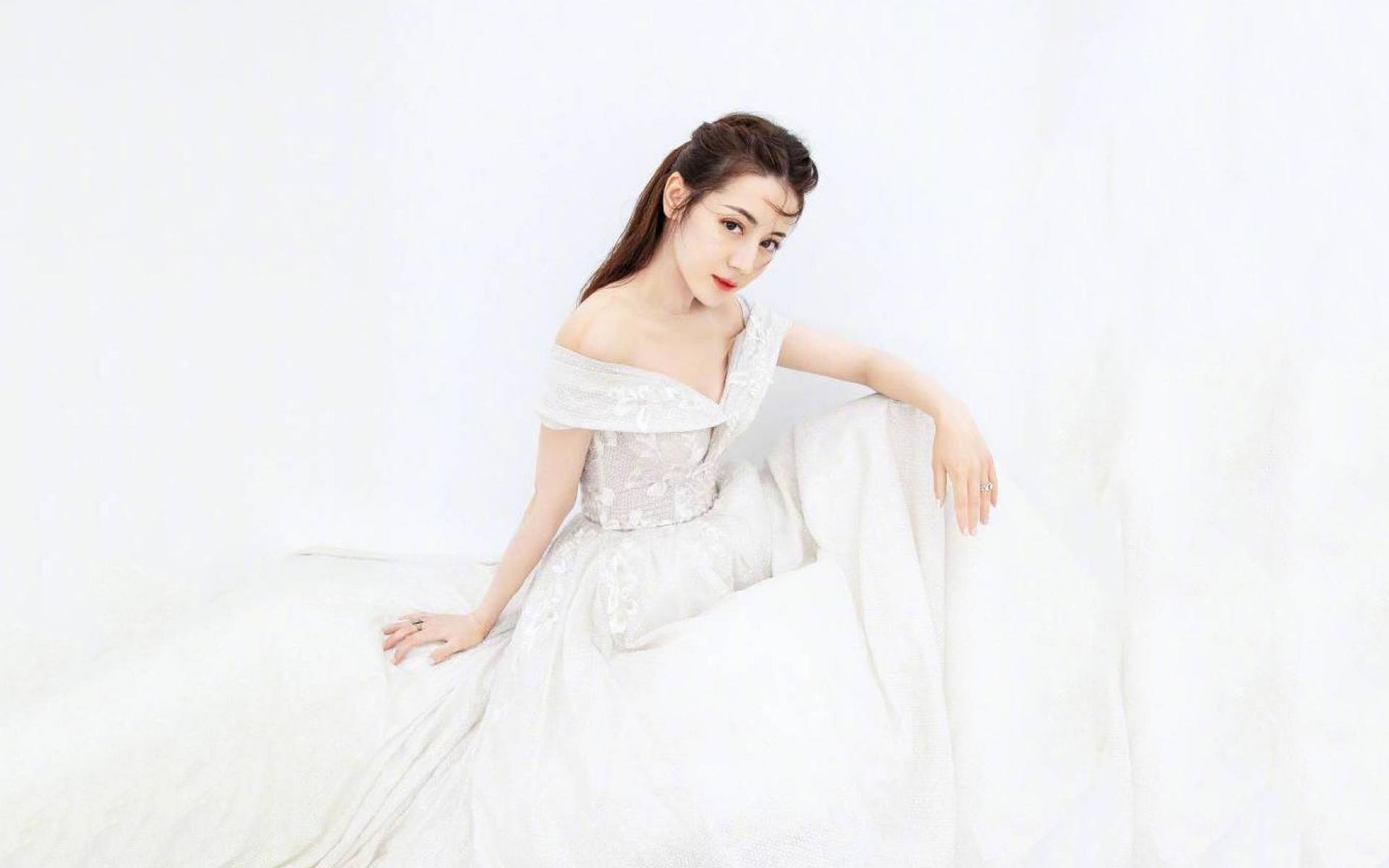 迪丽热巴绝美婚纱照