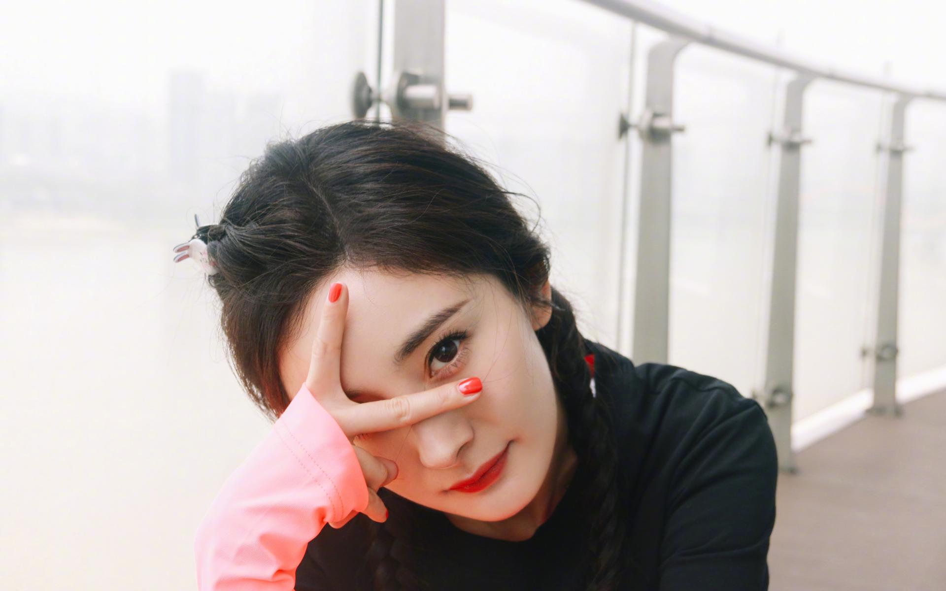 杨幂绿洲青春活力造型
