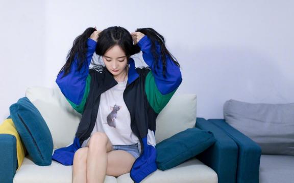 杨幂绿洲青春活力造型