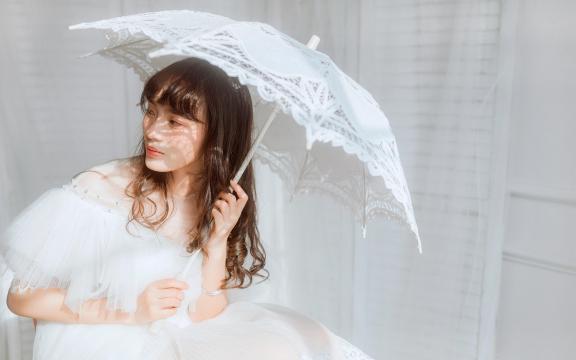 绝美白裙少女室内惊艳写真
