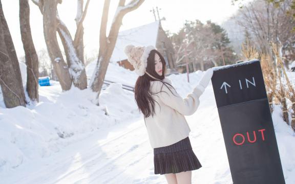 清纯女神雪地唯美写真