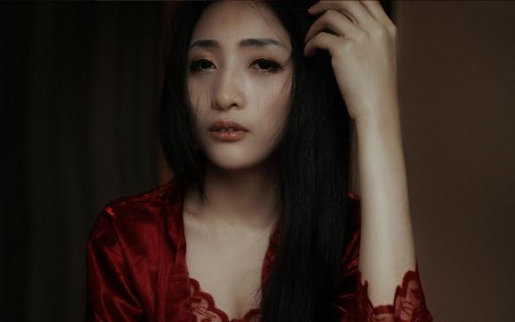 一个孤独无助的女人