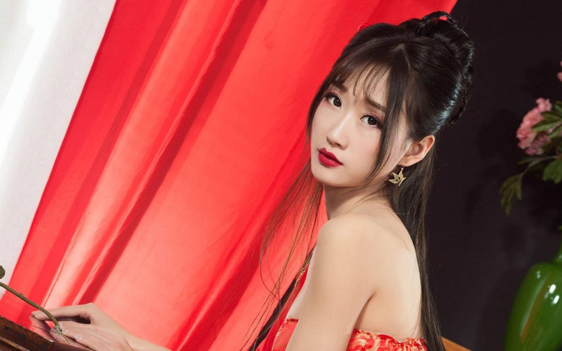 绝美红裙美人性感写真