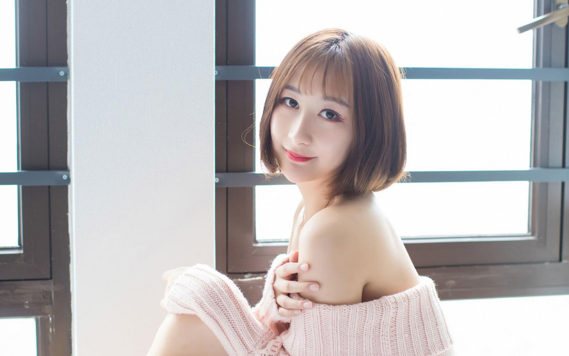 清纯短发美女性感私房写真