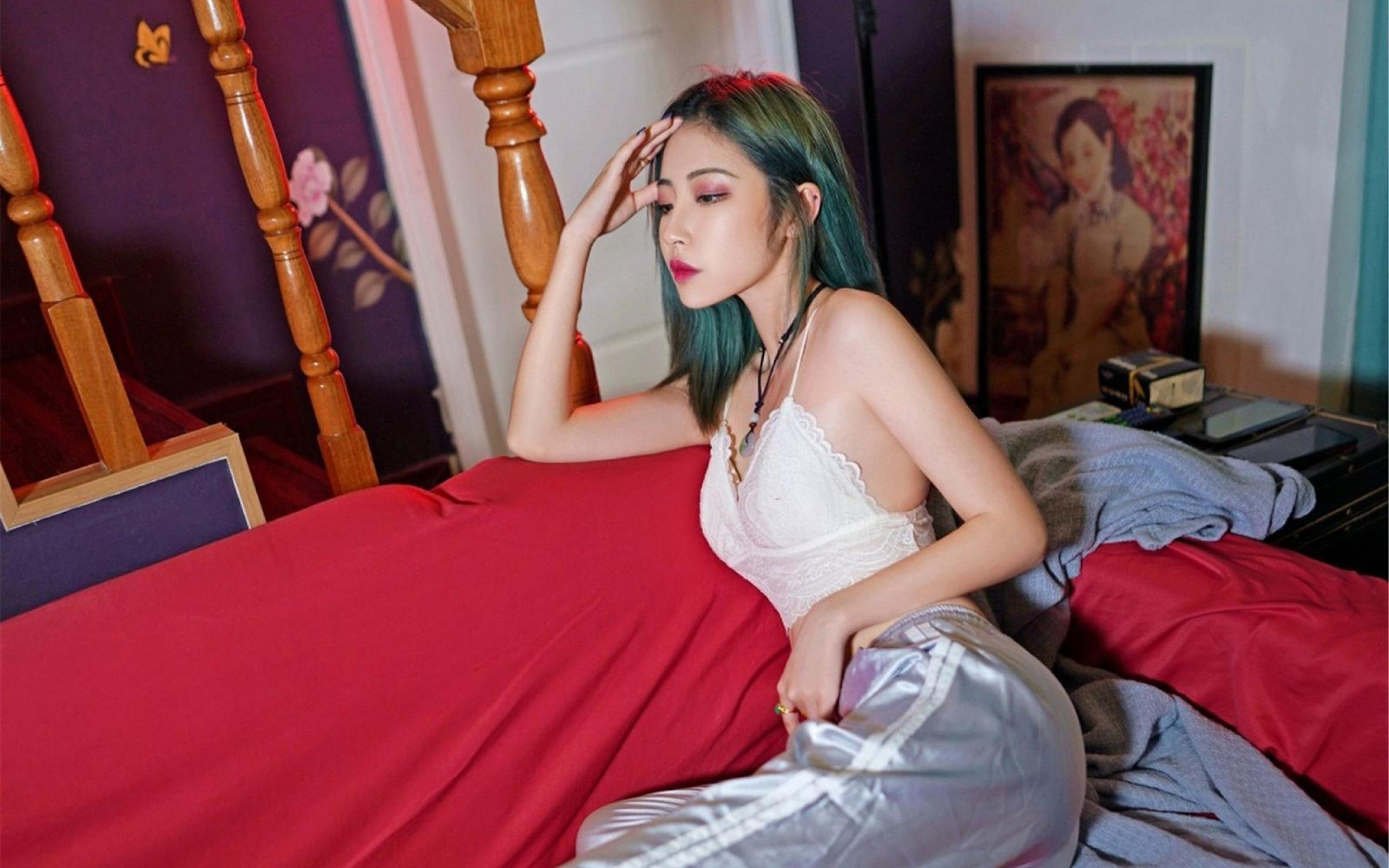 非主流妹子室内私房性感写真