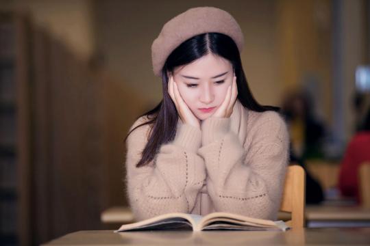 一个人看书