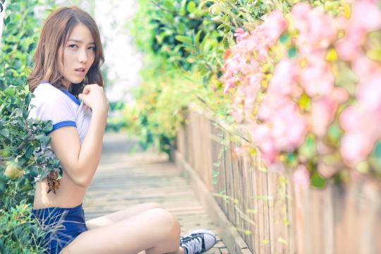 果园内的清纯美女写真