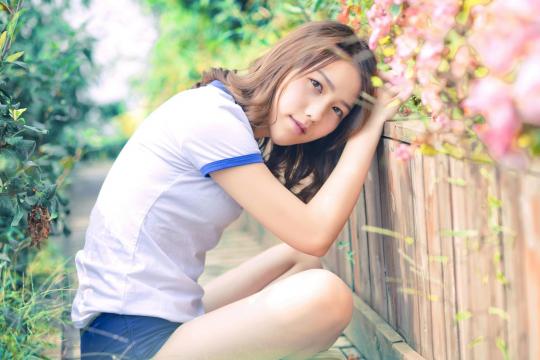 果园内的清纯美女写真