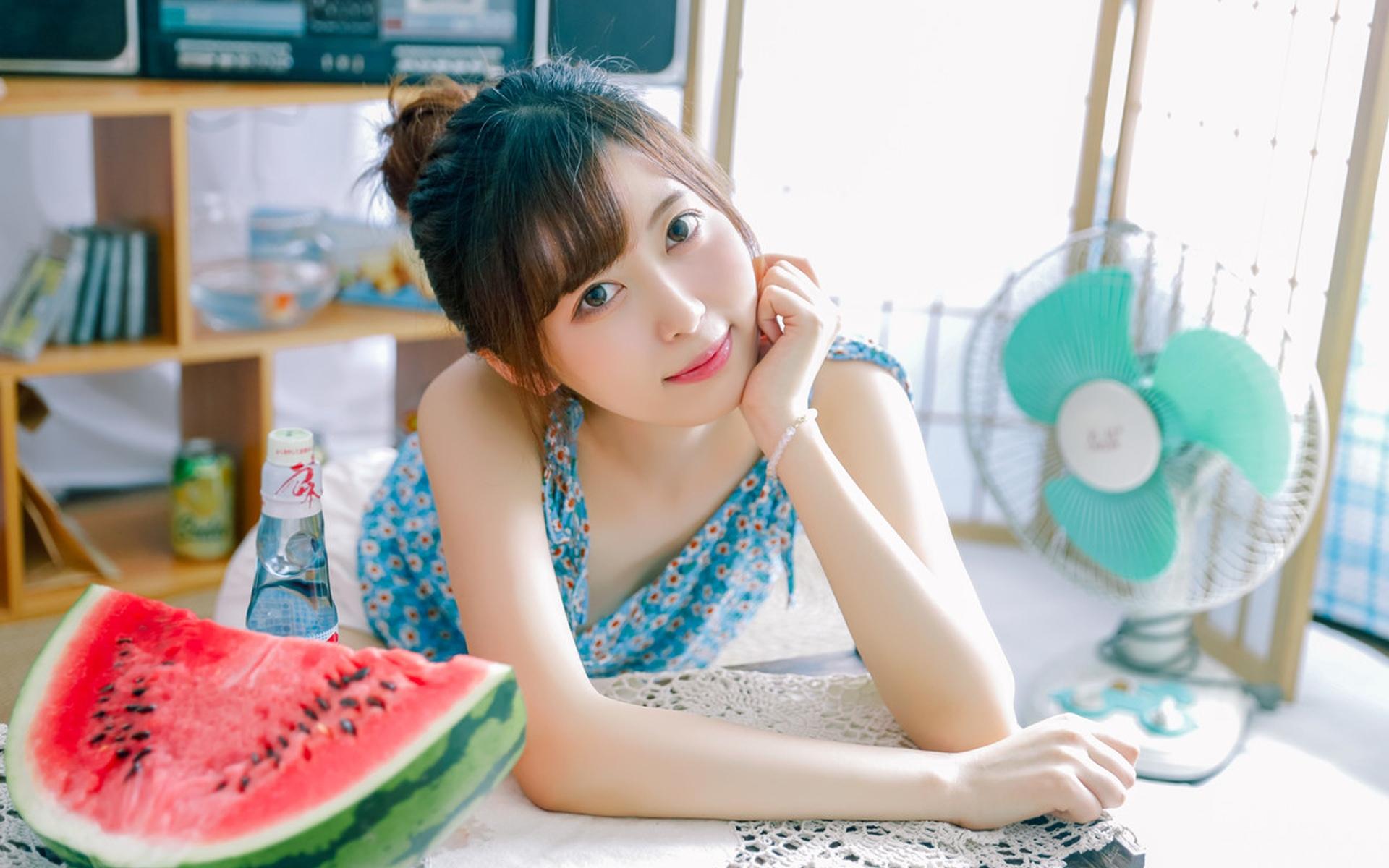 清纯性感的西瓜美少女