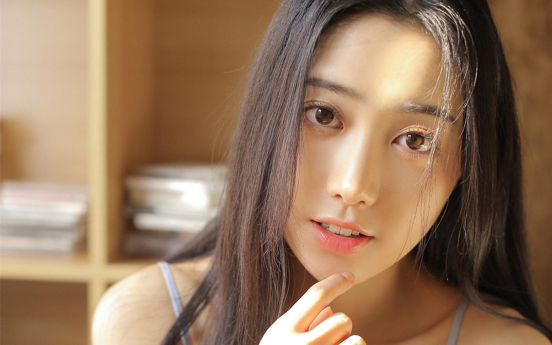 性感吊带美少女写真