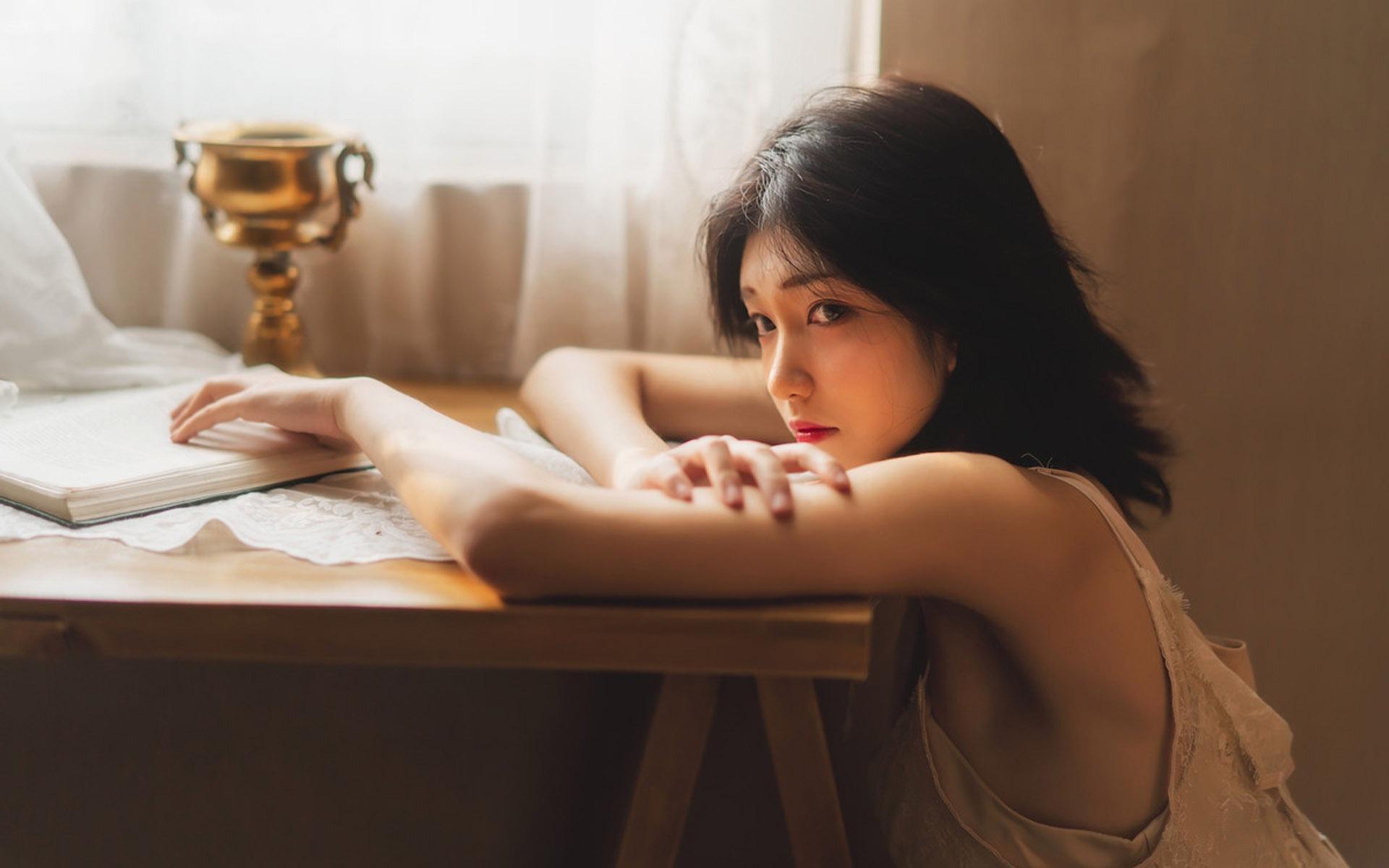 性感吊带美女私房诱人写真