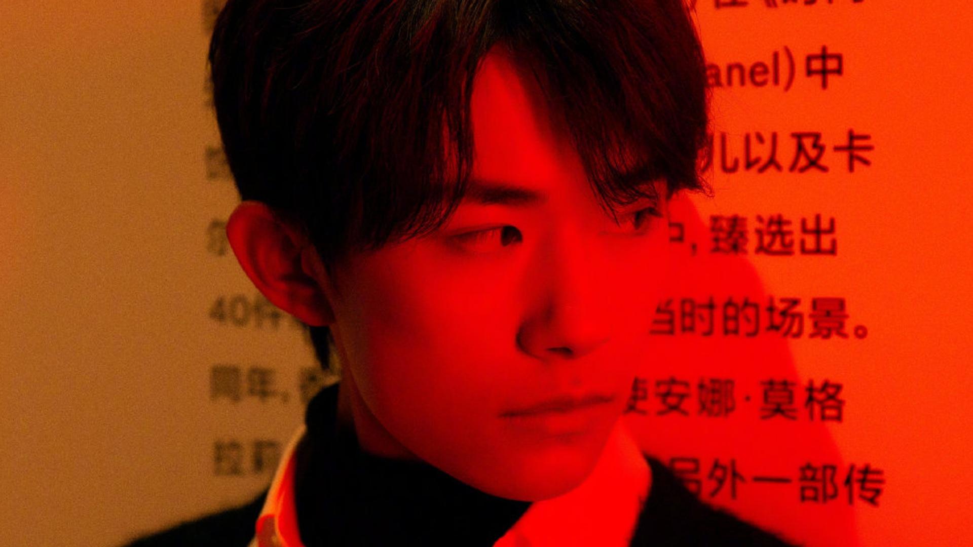 易烊千玺黑色针织外套