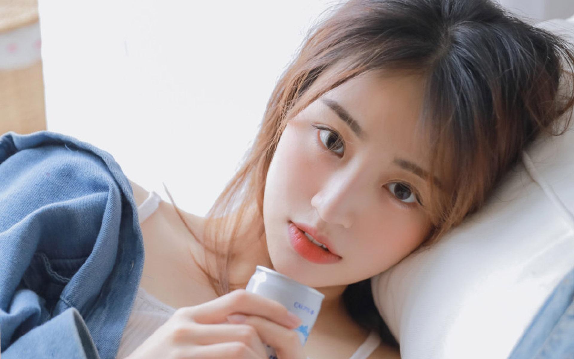 吊带美女性感丰满私房写真