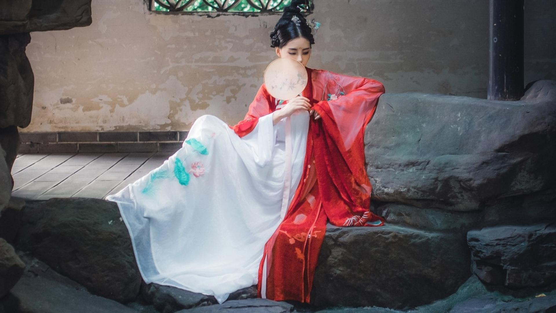 古风汉服美女户外冷艳高冷迷人写真