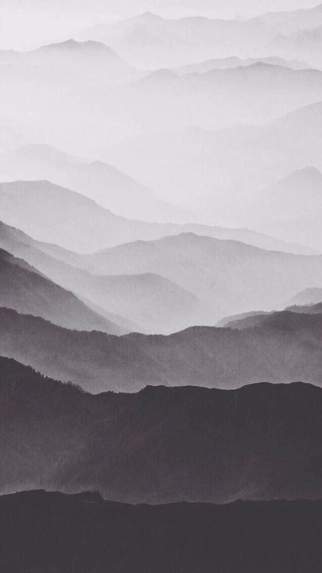 层峦叠嶂的峻峭山脉