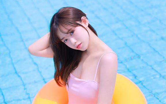 粉色吊带裙美女泳池戏水写真
