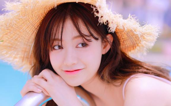 粉色吊带裙美女泳池戏水写真