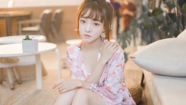 粉色连衣裤美女小鸟依人写真