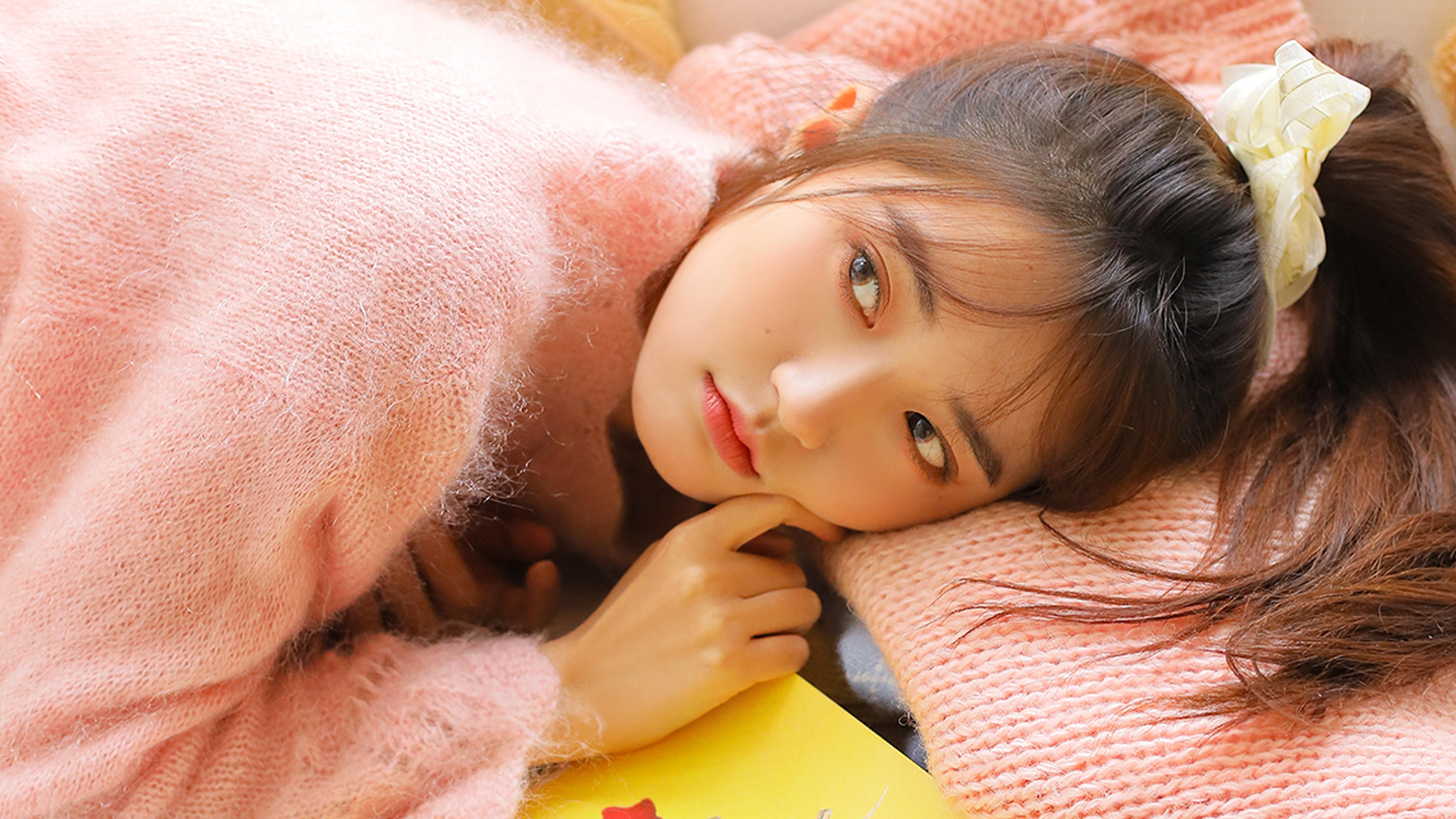 粉色上衣美女暖阳下清纯养眼写真