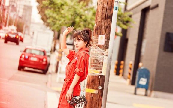 美丽女神杨紫时尚帅气街拍写真