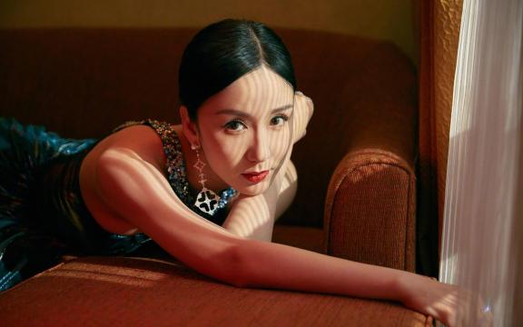 爱奇艺尖叫之夜女神娄艺潇优雅礼服造型