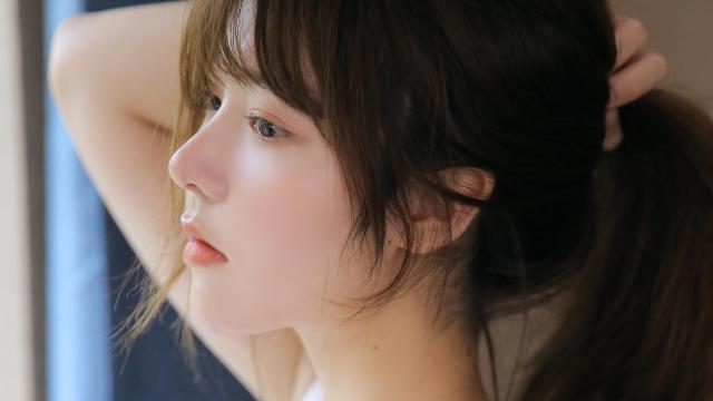 长发美女恬静迷人私房写真