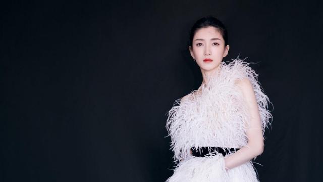 魅力女神江疏影白色羽毛裙优雅迷人写真