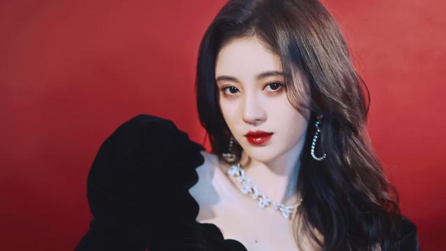 气质非凡鞠婧祎黑色丝绒长裙性感迷人写真