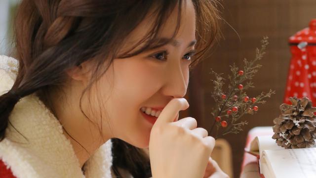长发美女圣诞主题私房迷人写真