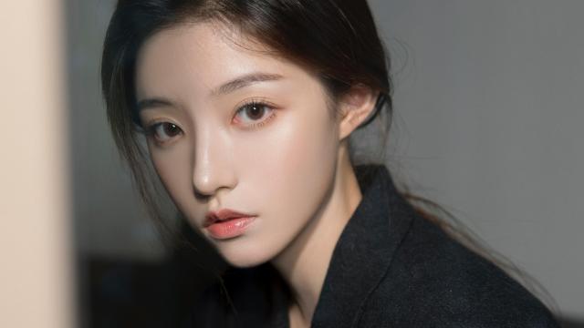 五官精致美女大衣时尚魅力写真
