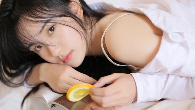 衬衫半遮掩美女热裤诱人写真