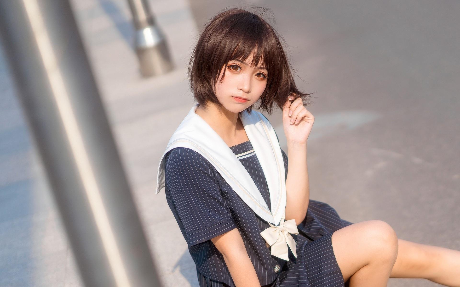 可爱乖巧清纯短发妹子室外写真
