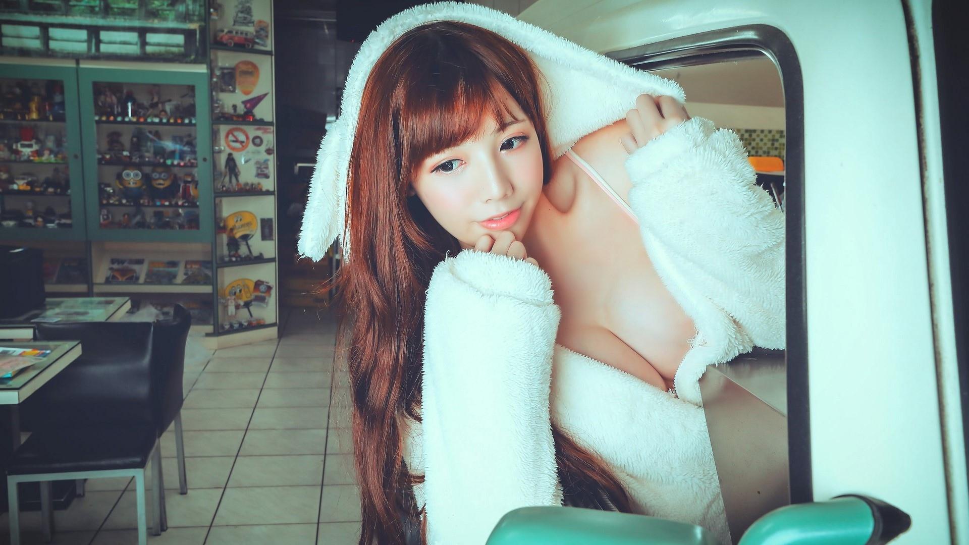 拥有天使面孔魔鬼身材的性感美女